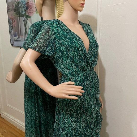 Goa Elegant Green Wrap Dress - Picture 5 of 13